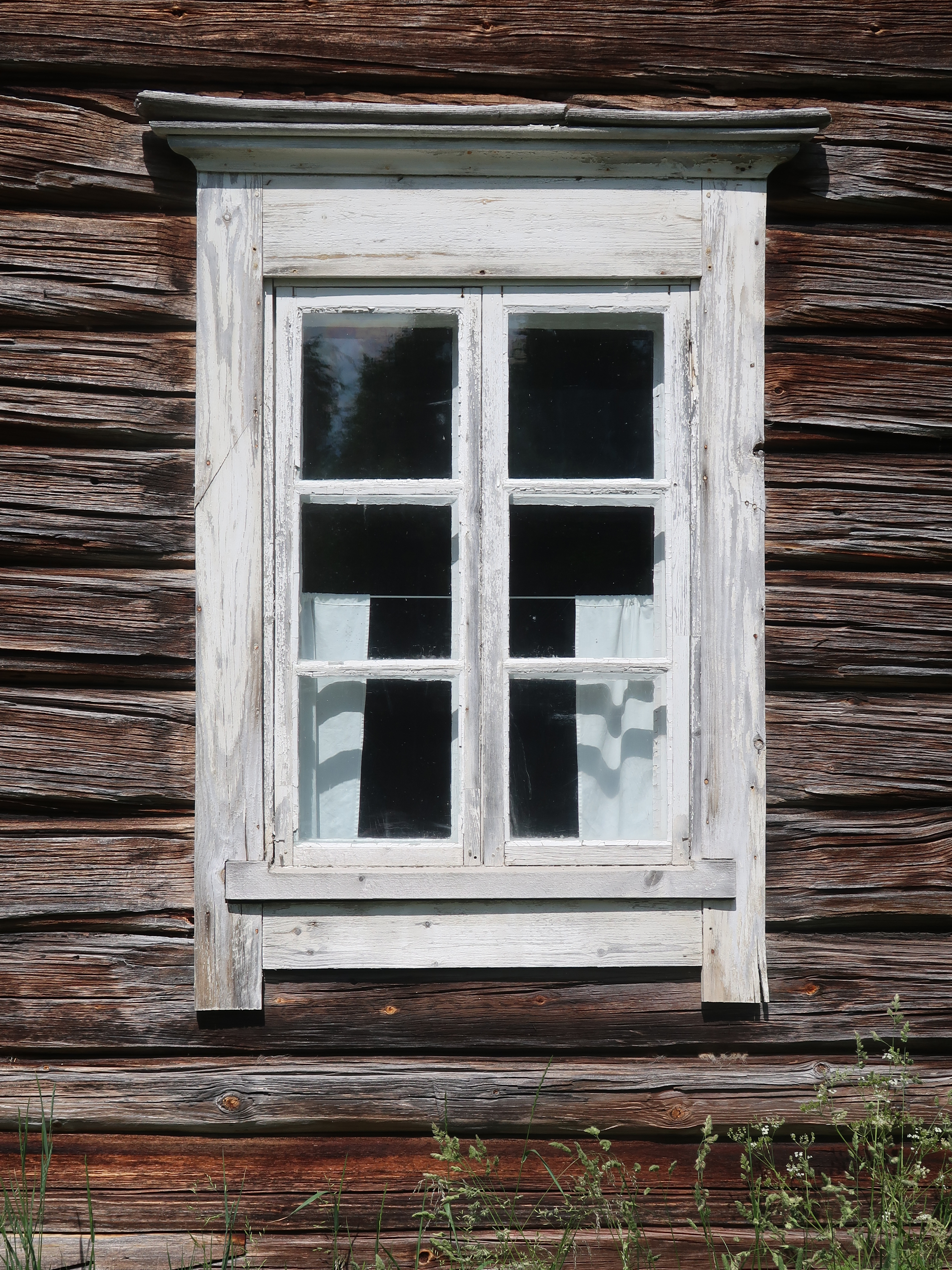 Kuvituskuva "Vanhan talon ikkuna"
