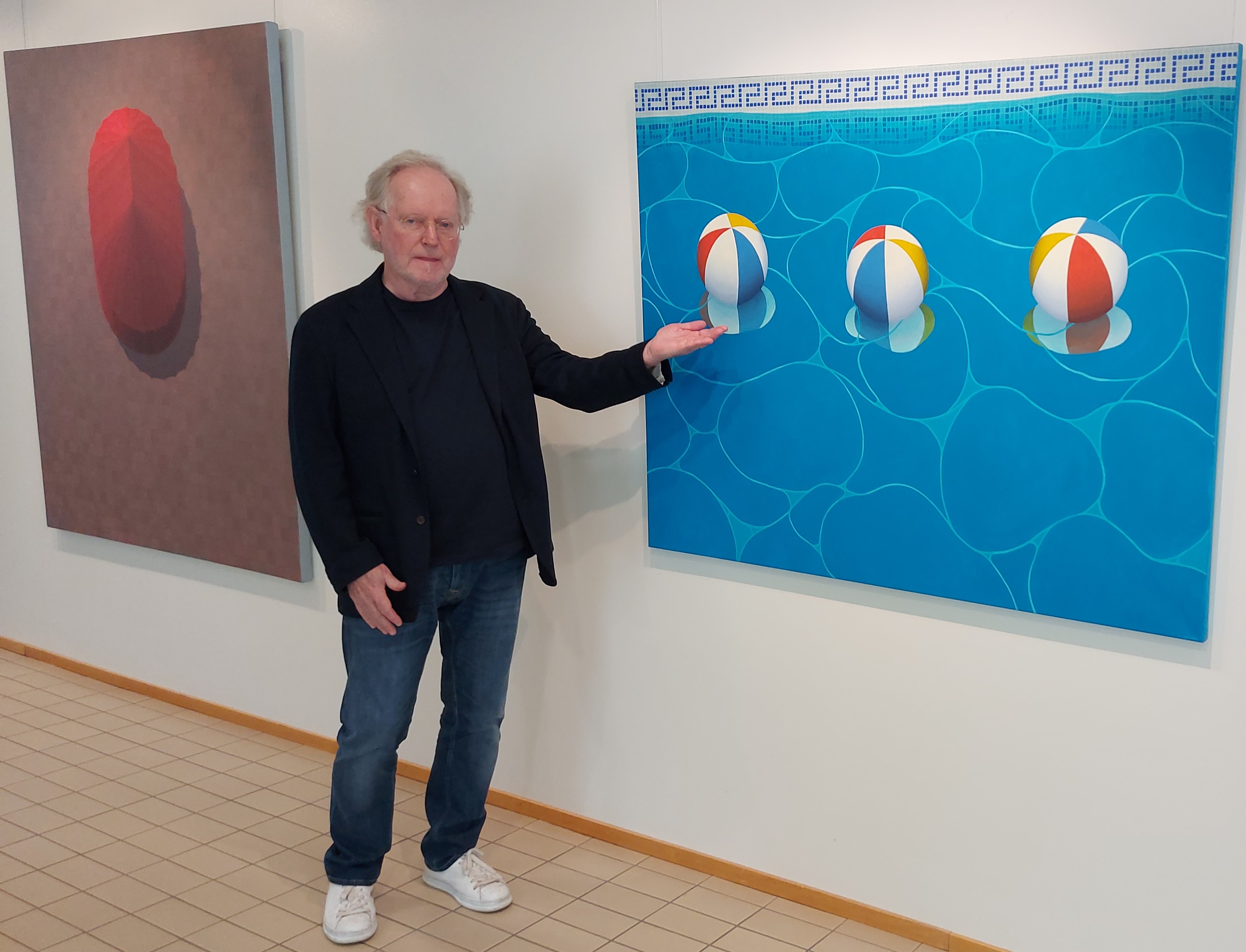 Kristian Krokfors teostensa "Punainen teltta" ja "Rantapalloja altaassa" välissä