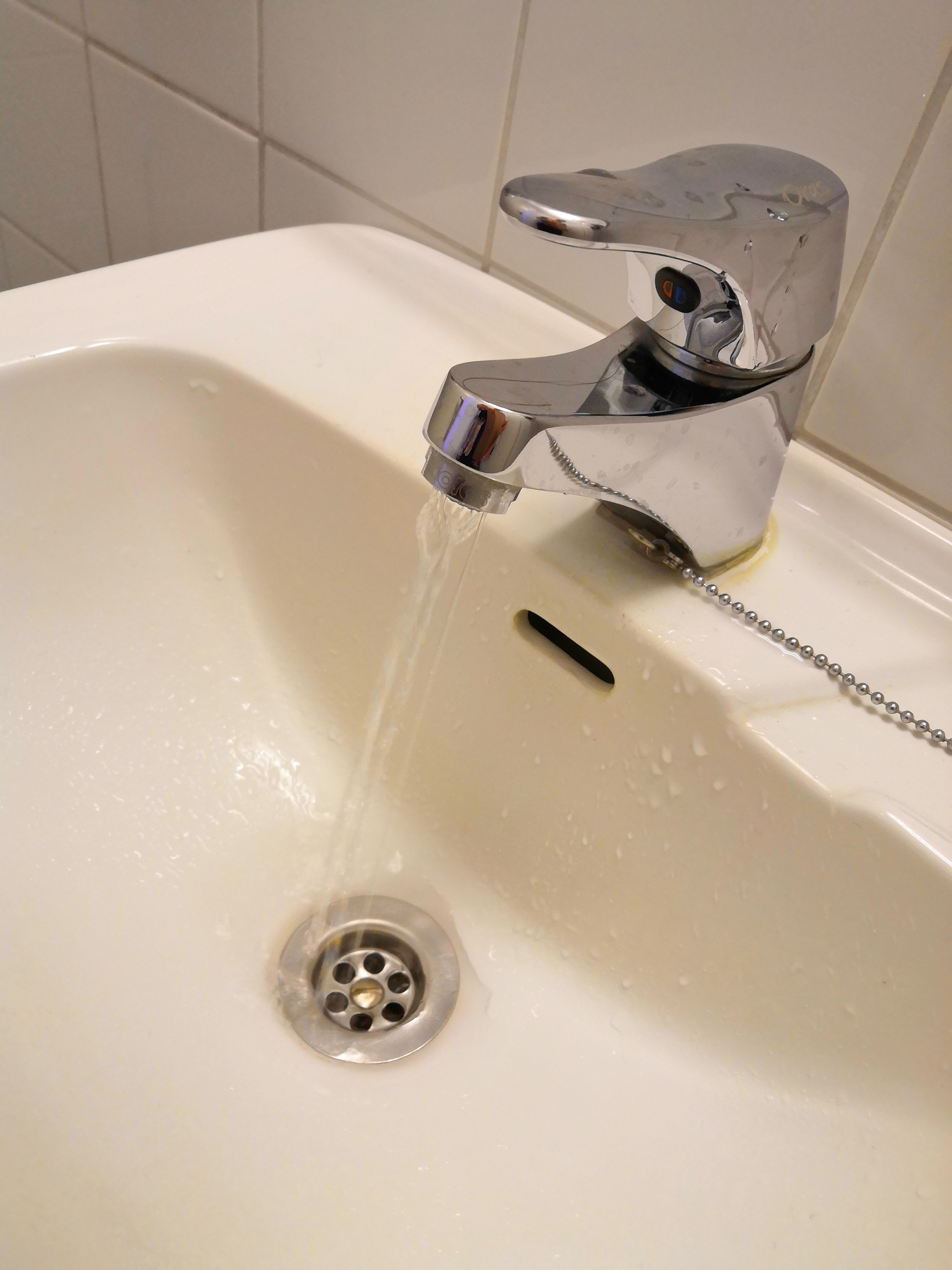 Vettä käsienpesualtaaseen valuttava vesihana.