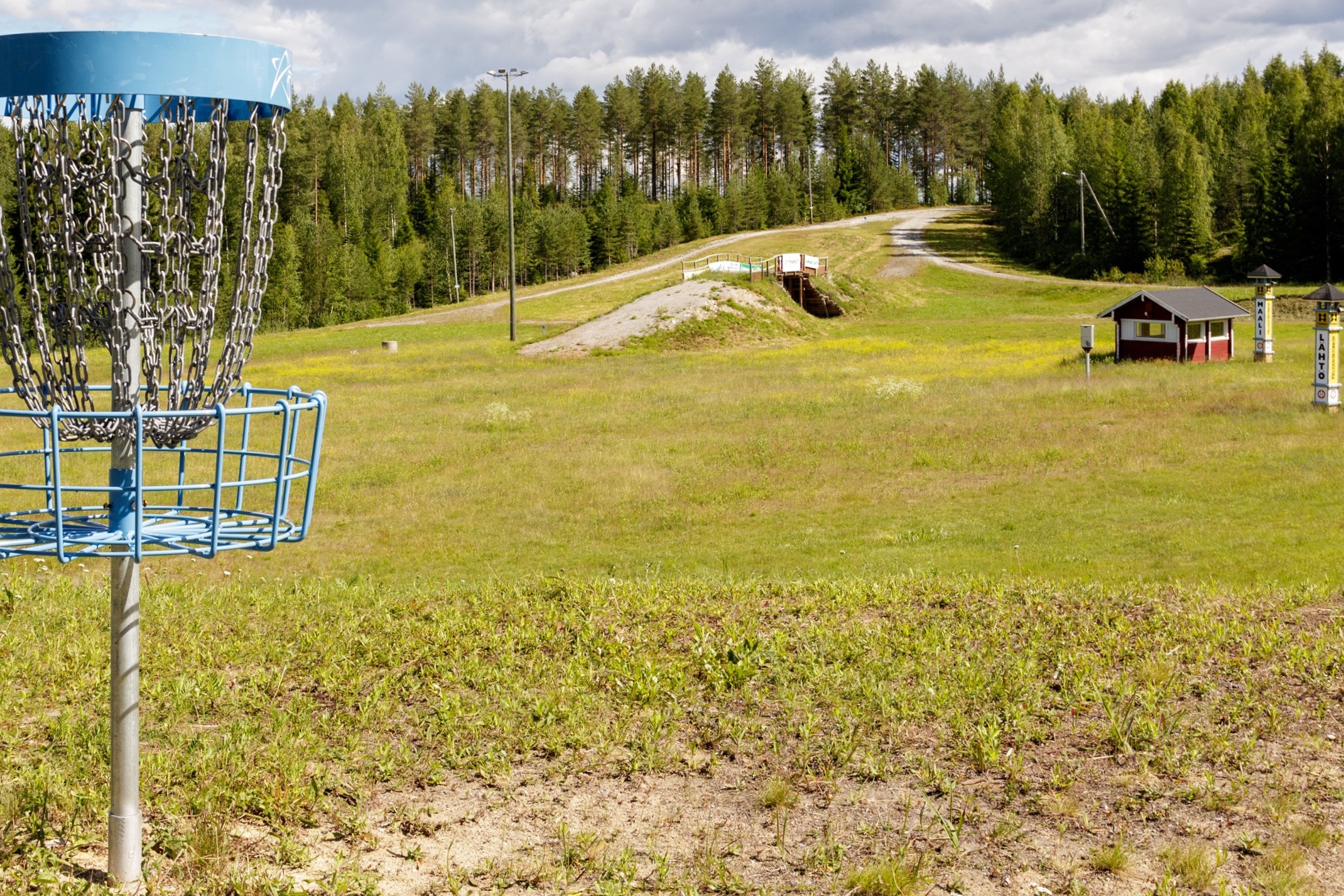 Frisbegolfkori ja hiihtokilpailujen lähtöalue kesällä.