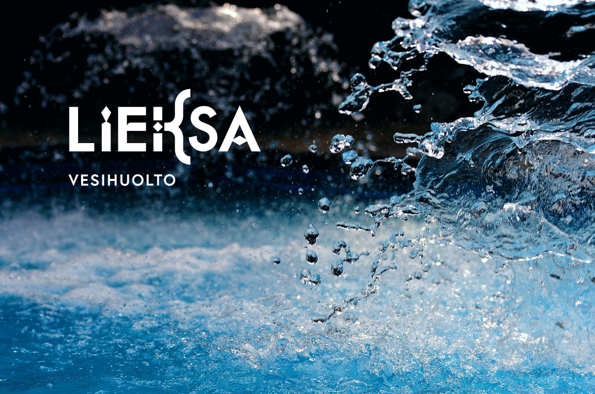 Roiskuvaa vettä ja logo: Lieksa vesihuolto