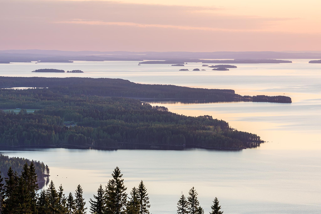 Järvimaisema Kolilta, utuinen auringonlasku. Kuva: Pekka Ovaskainen