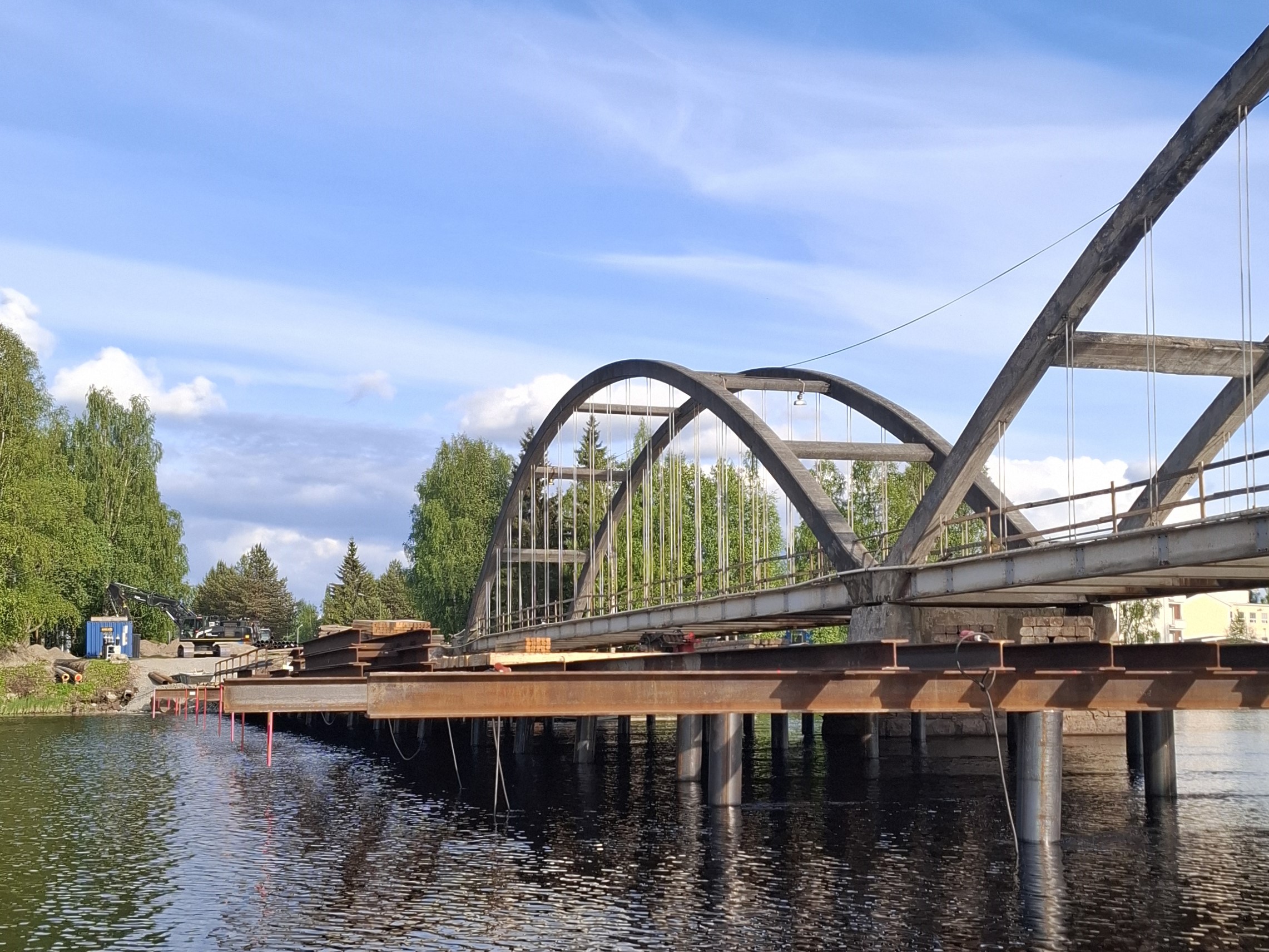 Kaarisilta ja viereen rakentuva työsilta. 