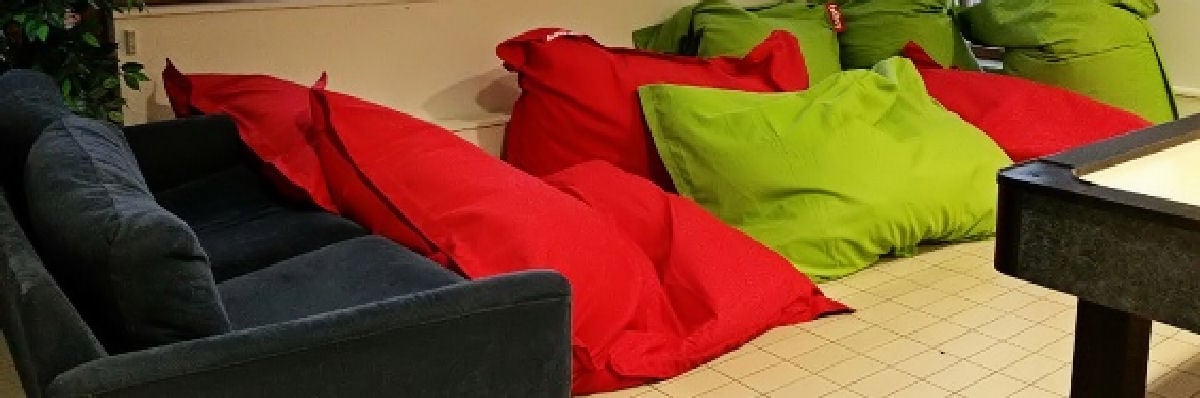Värikkäitä säkkituoleja lattialla