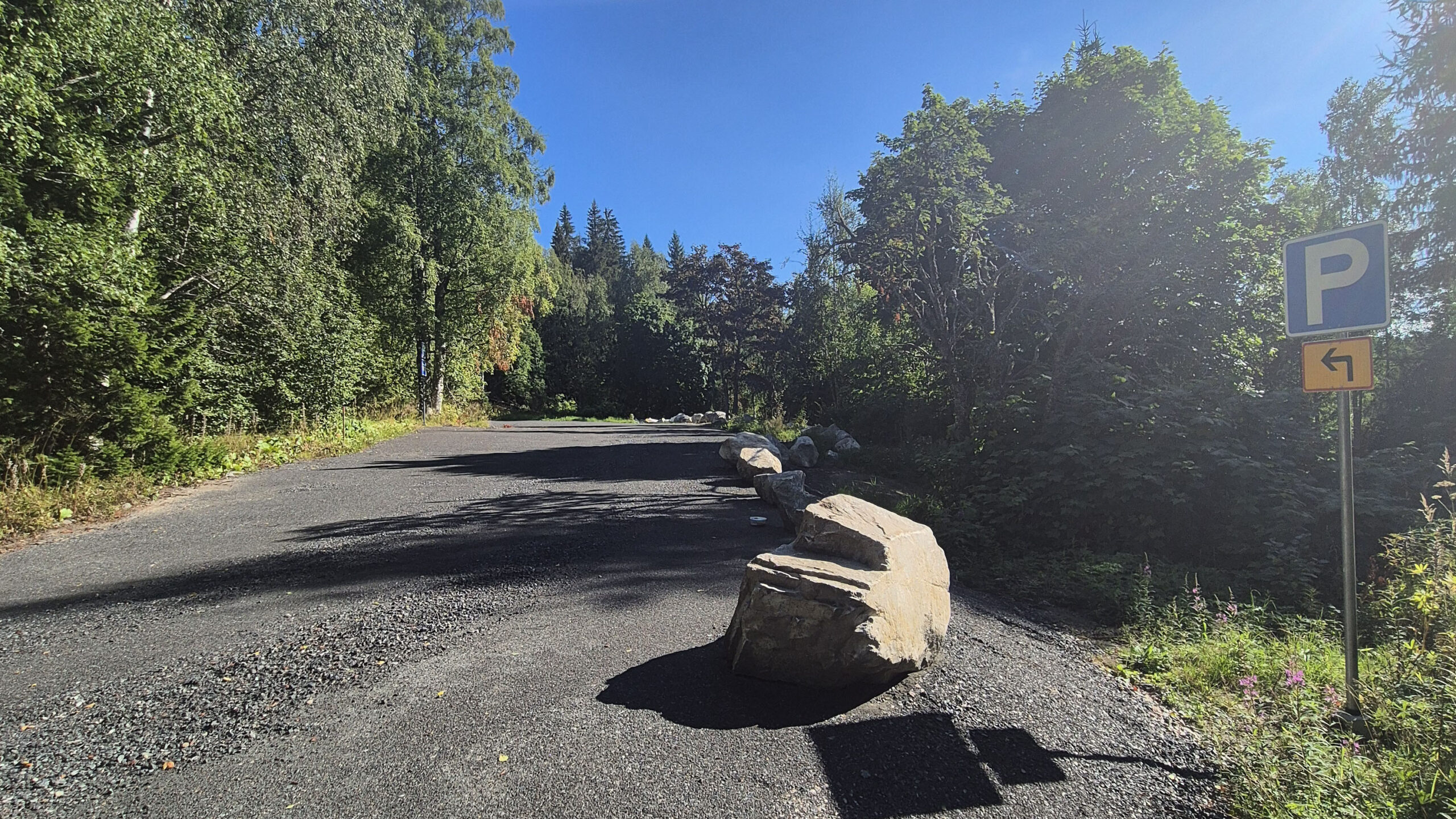 Ylä-Kolintie 25 parkkipaikka kesällä