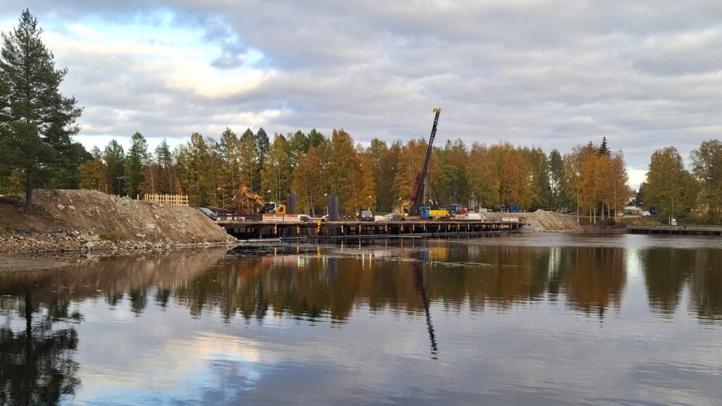 Paalutuskone siltatyömaalla. Uuden sillan rakentaminen on aloitettu. 