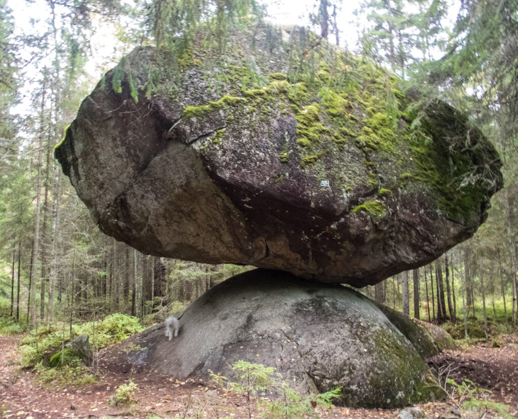 Kuvassa rauhoitettu luonnonmuistomerkki Kummakivi Ruokolahdella.