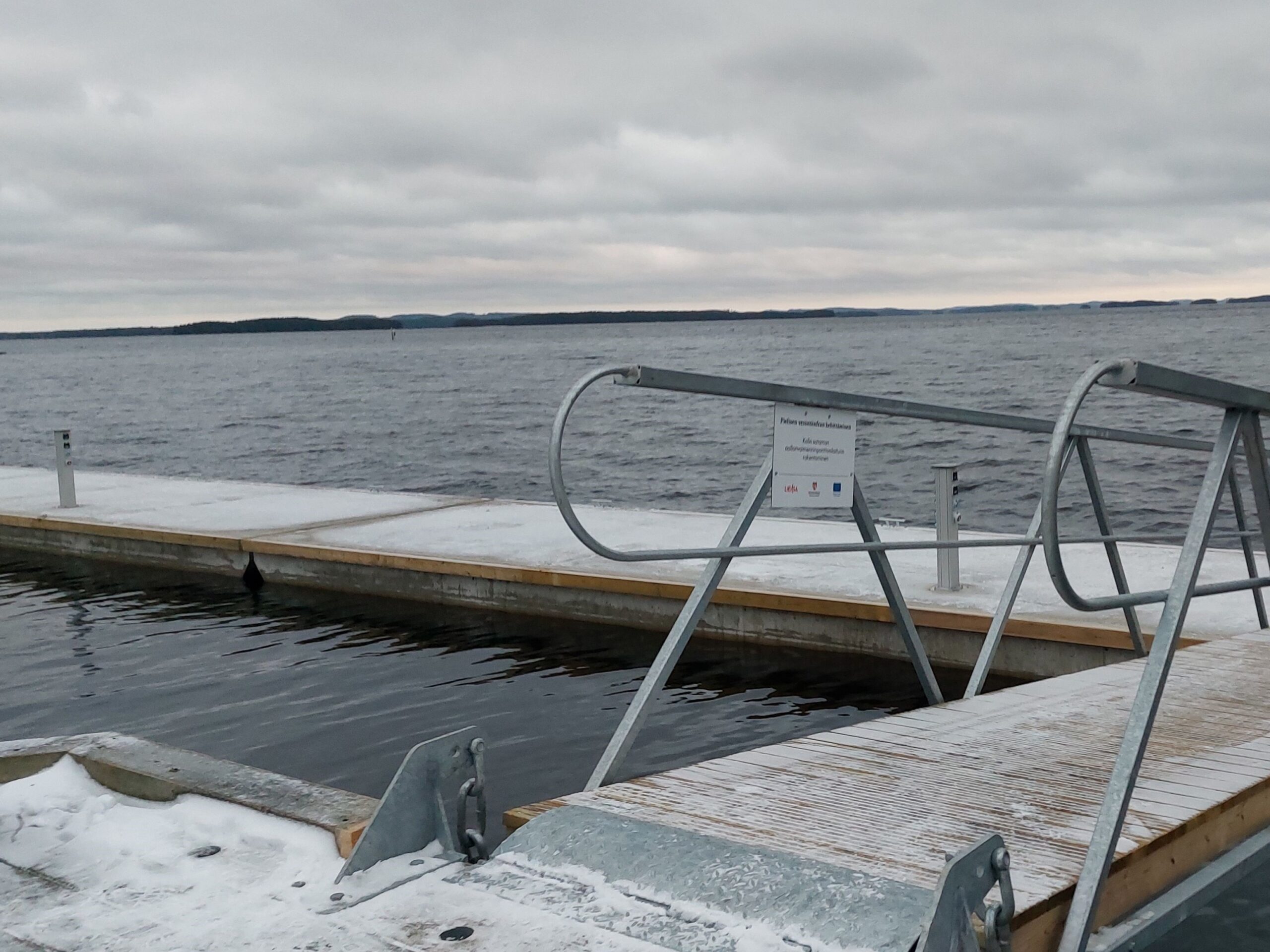 Laituri talvisella järvellä