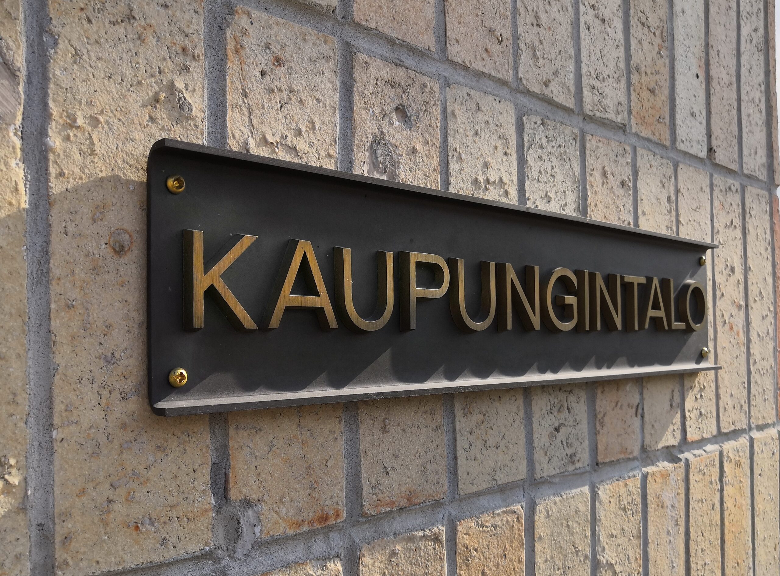 Kyltti, jossa teksti kaupungintalo.