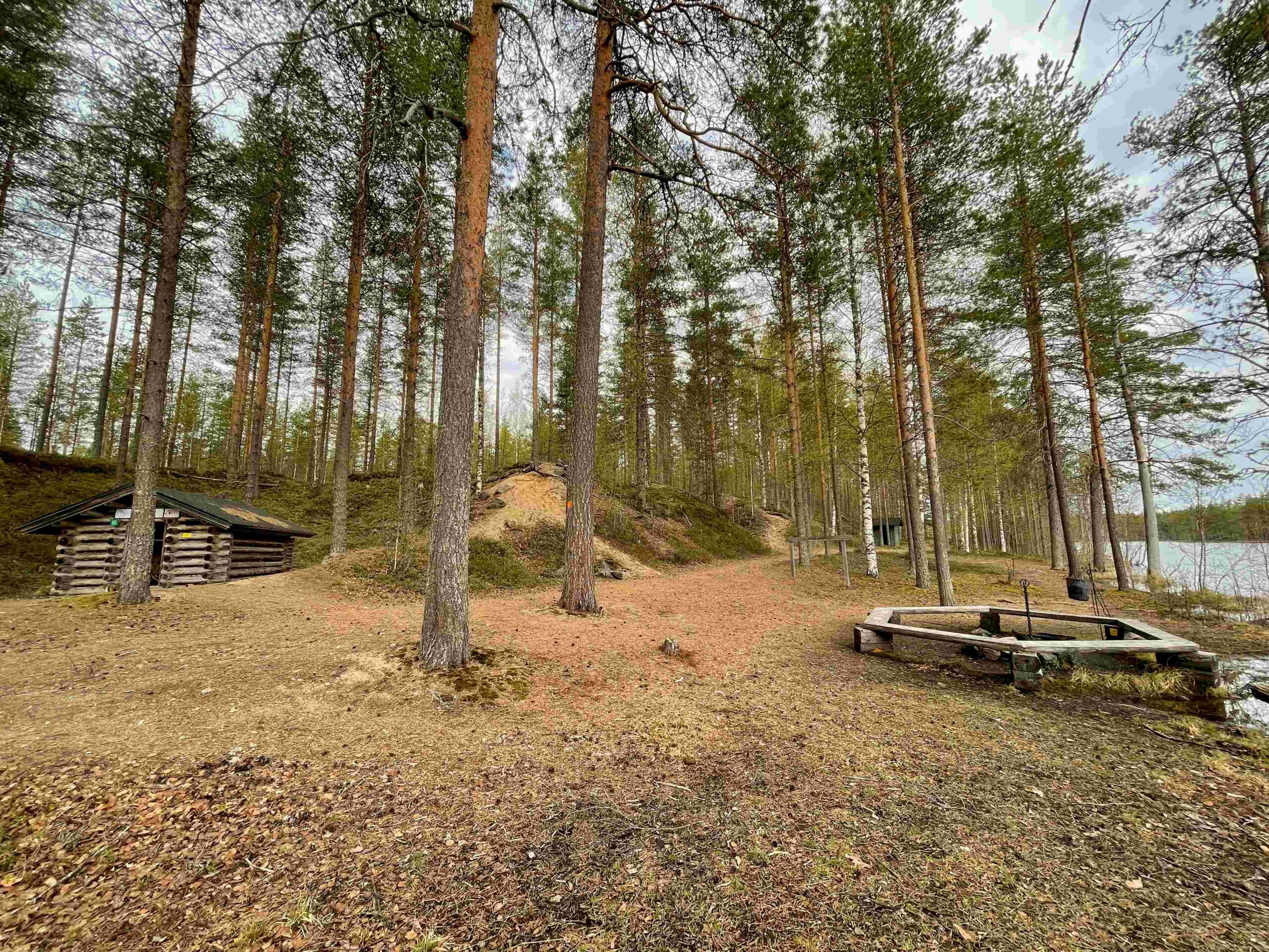 Nuotiopaikka Änäkäisen retkeilyalueella.