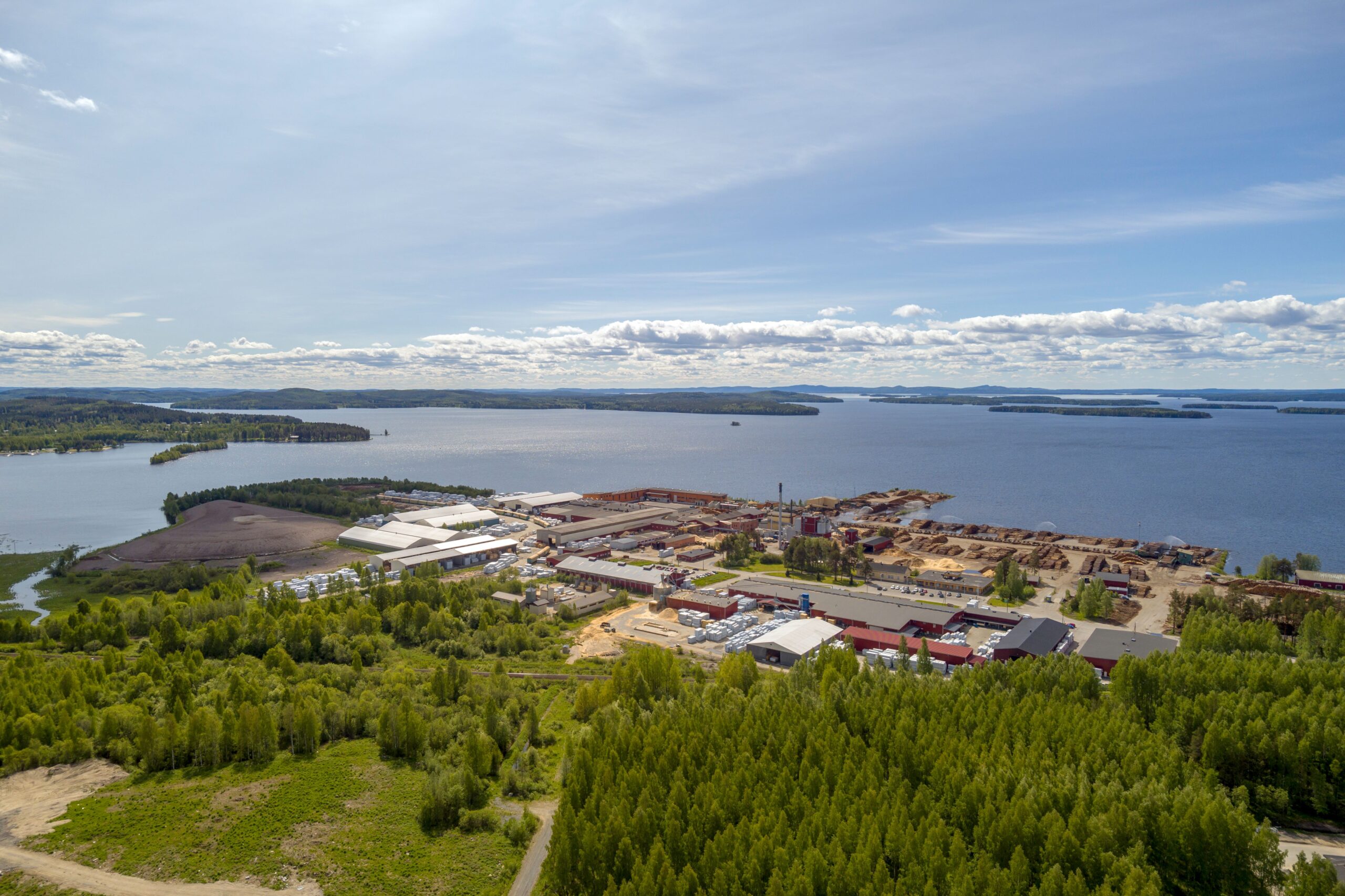 Ilmakuva Kevätniemen teollisuusalueesta Pieliselle päin.