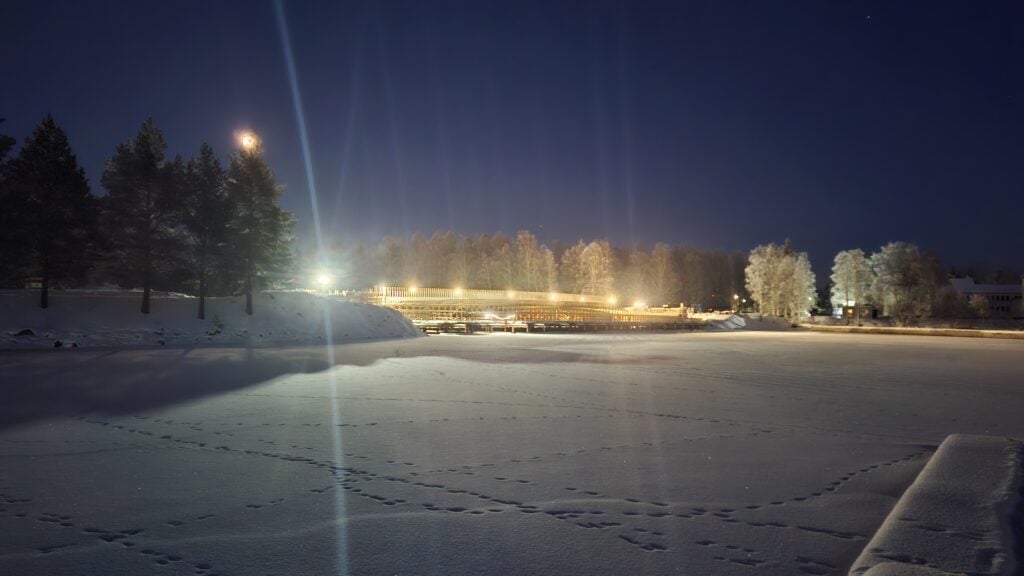 Siltatyömaa talvellla valaistuna illalla. 