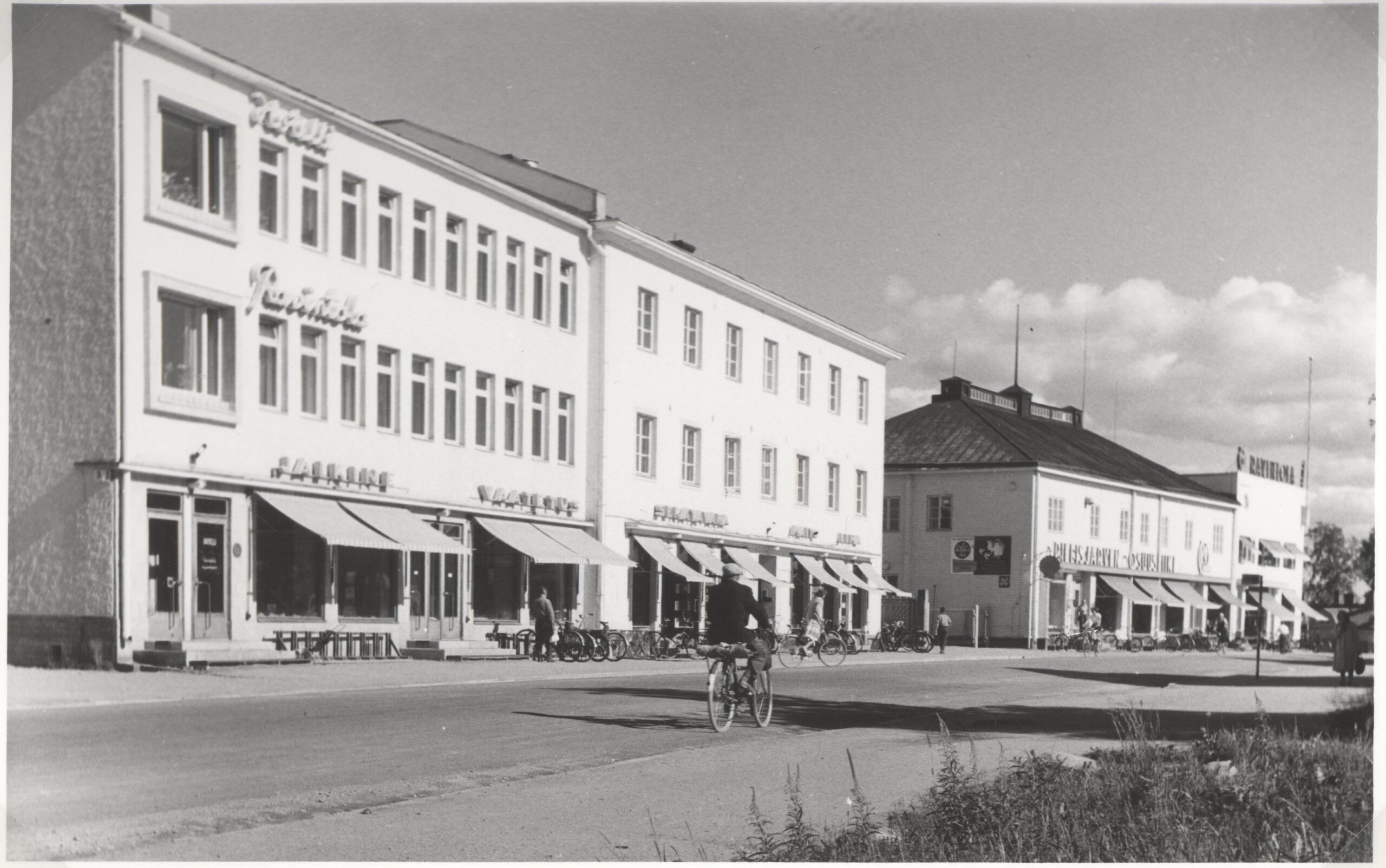 Lieksan nykyisen kaupungintalon tilalla toiminut hotelli ja ravintola. Pitkä kivirakennus.