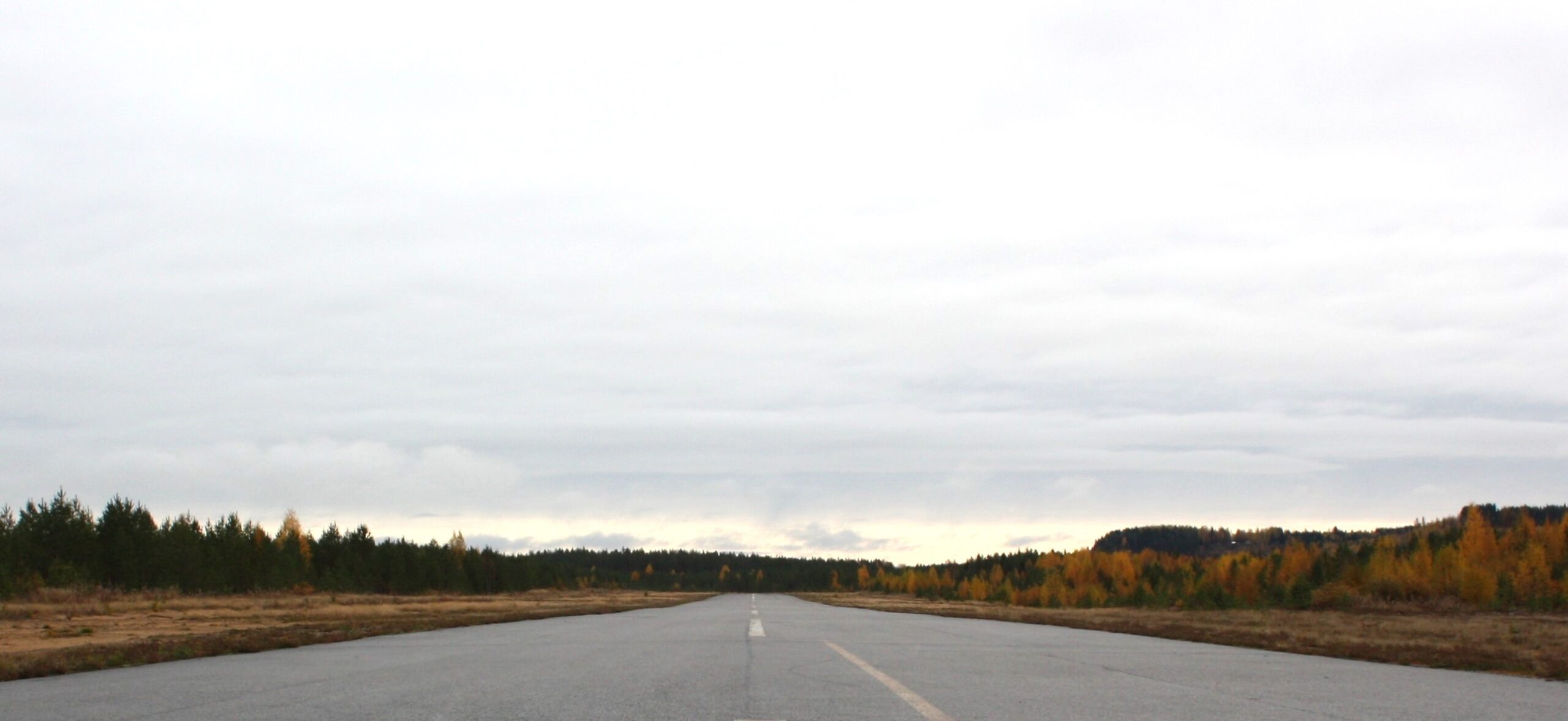 Kiitorata keskellä metsää. Pilvinen sää.