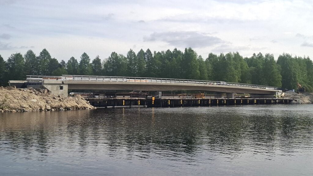 Uusi silta ennen sääsuojan rakentamista. Toukokuu 2026.