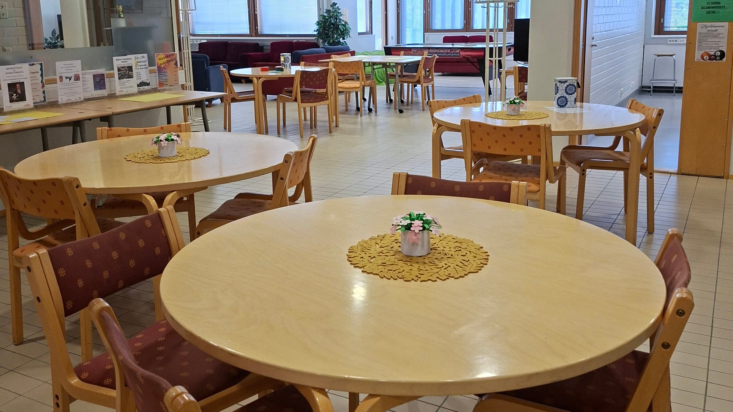 Pöytiä nuorisotiloissa