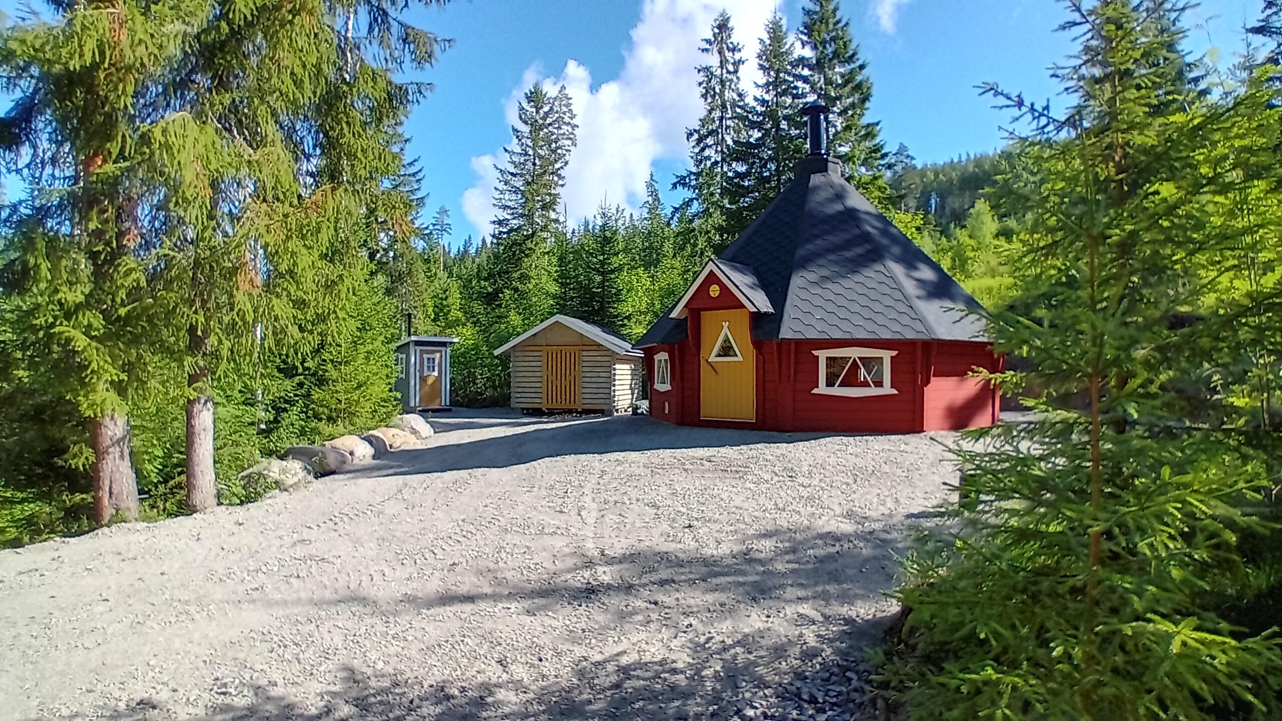 Vastavalmistunut kota ja varastorakennus Kolin Sutkanvaaralla.