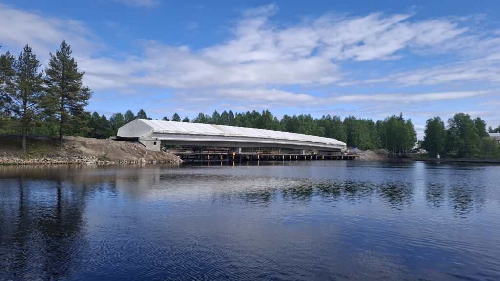 Siltatyömaa sääsuojan alla. Kesäkuu 2026.