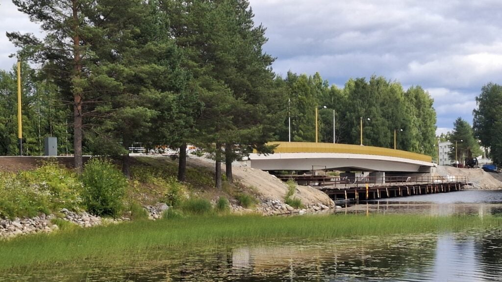 Lieksanjoen ylittävä uusi silta ennen työsillan purkamista.