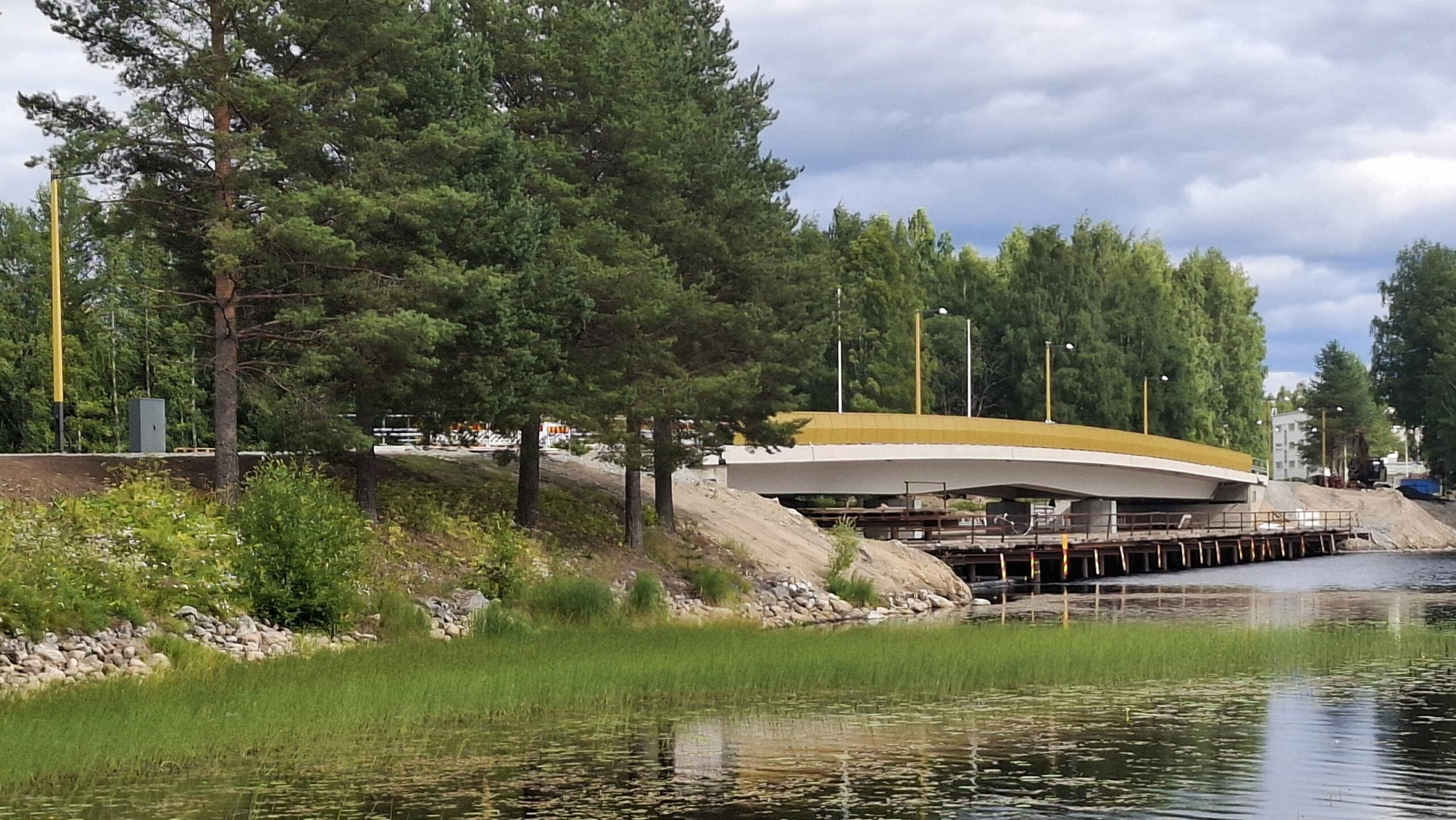Lieksanjoen ylittävä uusi silta ennen työsillan purkamista.