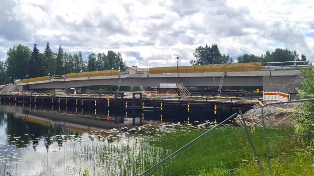 Uuden sillan puukaiteiden paikalleen laitto käynnissä. 